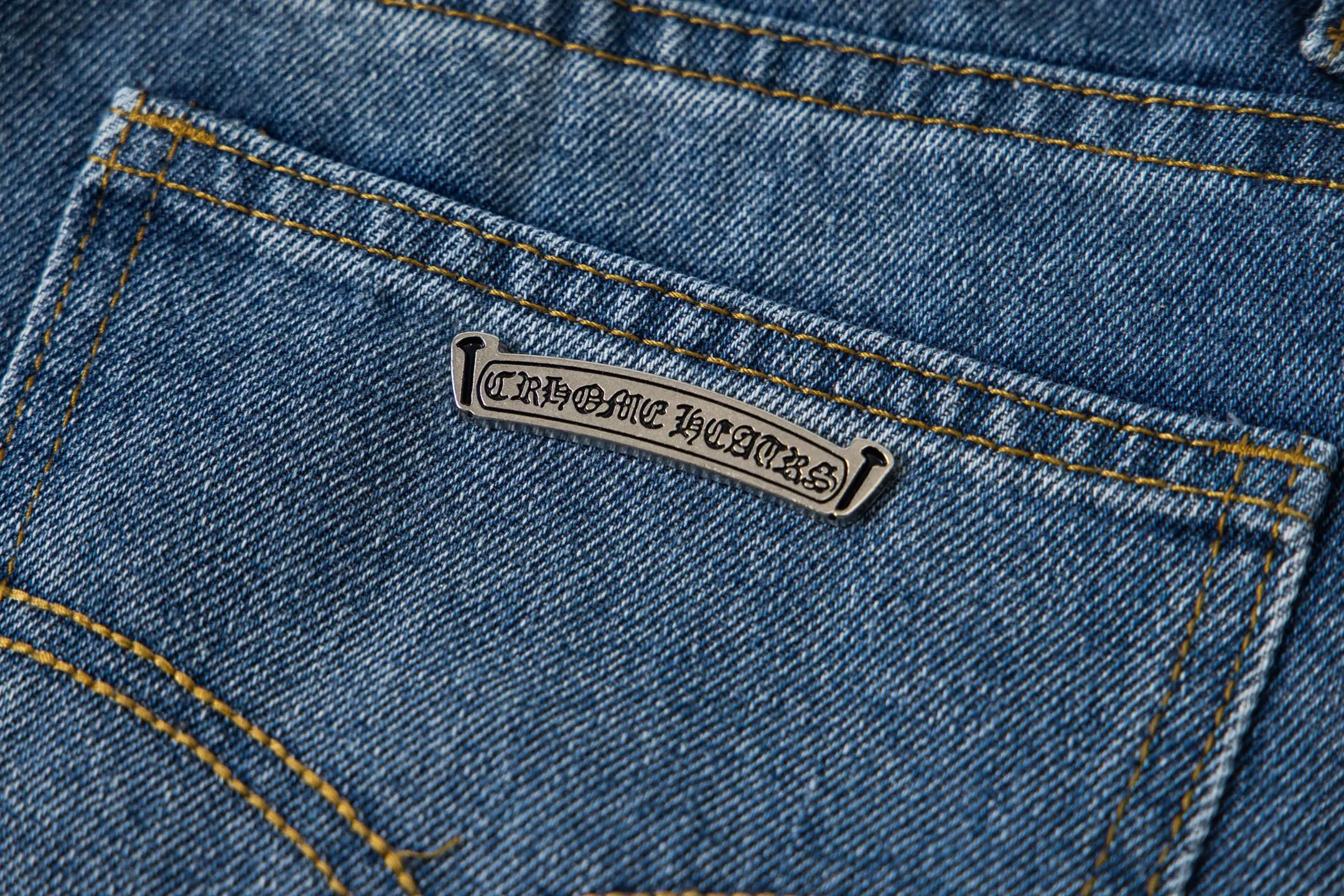 P250 💰 (Top version) Chrome hearts print stitching black leather classic washed jeans, truly restores the ultimate vintage texture, three-dimensional version, loose and comfortable, not picky about the figure, taller and slimmer, factory precision, original factory quality control, same style for men and women, can be matched with couples, versatile recommendation, must-have jeans for all seasons, fashionistas have been disappointed. From the quality selection of fabrics, the tailoring of details, and the matching of patterns, they are all impeccable! The upper body is so handsome when worn...it can be easily worn by men, women and children! The craftsmanship is made of heavy-duty washed pure cotton denim fabric. After washing, it is soft and thick and looks very stylish when worn. Color: blue Size: 28-30-32-34-36 (corresponding to S-M-L-XL-XXL)